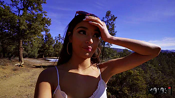 Zierliche Brünette fickt draußen