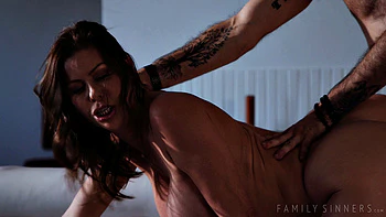 Morena rizada monta y lame huevos