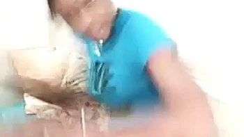 Черная девушка мастурбирует в любительском видео