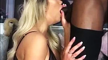 Блондинка делает жаркий минет с BBC наездницей