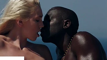 Interracial follada con chupada, perrito y cowgirl