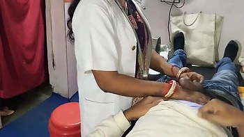 Ärztin fickt mich hart bei der Untersuchung