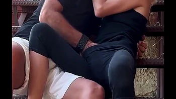 Blonde amateur suce dur et se fait creampie en public