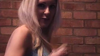 Vem comigo, baby, vamos foder - Milf loira de peitos grandes