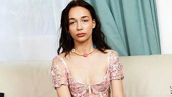 Lucia Grace, morena joven, se masturba con ganas