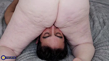 Oma Noretta setzt sich auf den jungen Schwanz mit großem Arsch Fetisch