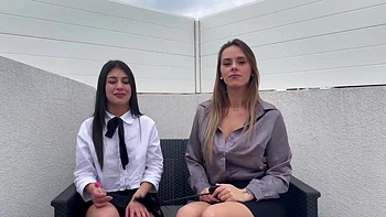 Marie juega con las tetas grandes de Candie