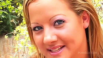 Sophia adora chupar gozos fresquinhos nas suas tetas grandes