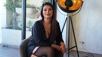 La chaude Laura baise à trois en lingerie en gangbang