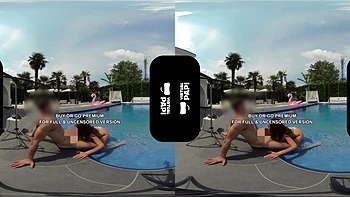 Brünette Cowgirl lutscht Schwanz am Pool