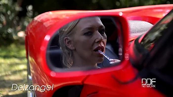 Milf blonde britannique aux gros seins en plein air