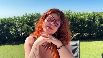 Alyson corre para encontrar Marie para brincar com brinquedos e lingerie