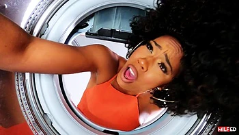 Эбони милфа трахнули в позах догги, наездница и миссионер