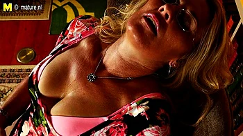 Milf poilue se fait sucer dur aux USA