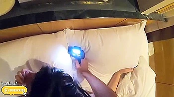 Ninfómana teen asiática goteando leche en POV creampie