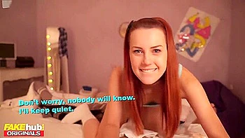 Ruiva universitária mexe a bunda grande na cama