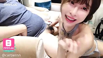 Chinesas amadoras lesbianas com boquete, doggy e missionário