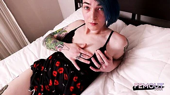 Tgirl tatouée solo, grosse chatte et tétons roses