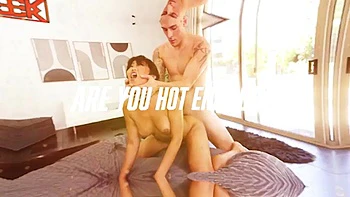 Asiatique amateur séduit en doggy et missionnaire