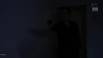 Jeune asiatique mince baisée en orgie de groupe