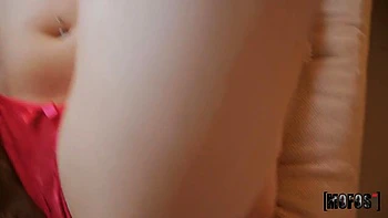 Brunette cachonda con culo grande y polla enorme