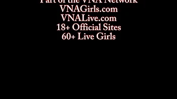 Maggie Green la blonde se fait baiser aux nichons et jouir au visage