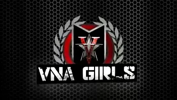 Charlee Chase se branle et se fait baiser le cul avec jouets