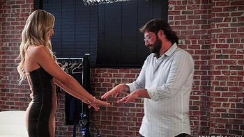 Savvy Suxx monta una gran polla mientras su marido mira con Dan Damage