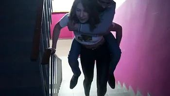 Morena sexy levantada e carregada no fetiche