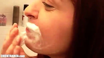 Amateurin bläst und putzt sich mit Sperma die Zähne