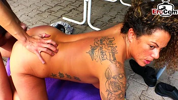 Немка застала парня дрочащим с порно журналом