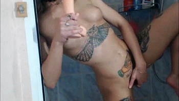 Junge Brünette wichst nass und stöhnt unter der Dusche