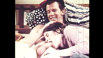 Vintage MILF saugt Schwanz & ficken im heftigen Retro-Clip