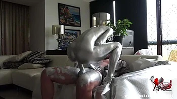 Silberner Körperlack Engel saugt Schwanz, großes Arschgesicht