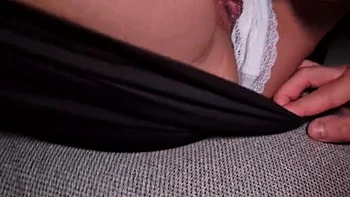 Esposa grávida trai com melhor amigo e leva gozada na barriga