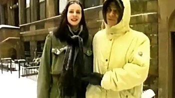 Dünne Schönheit wird draußen Doggy gefickt