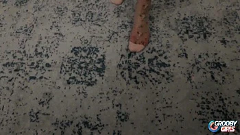 Trans sensual Poppy masturbando-se sozinha