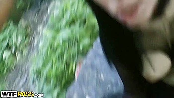 Adolescente gótica follada anal al aire libre