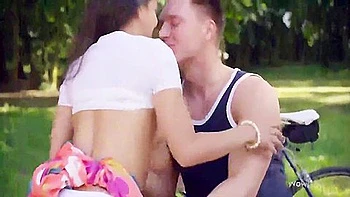 Dünne Brünette wird draußen anal gefickt