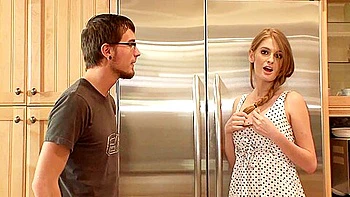 Rothaariges Teen Faye Reagan fickt ihre rasierte Muschi