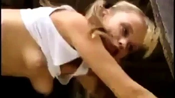 Diversão na fazenda: teens chupando e fodendo