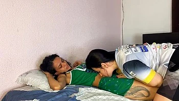 Mari surprend femme embrassant amie lesbienne, grosse orgie à trois