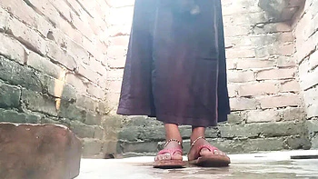 Desi Indische Bhabhi nackt: heiße Dorfmutti mit großen Titten, Anal & Blasen