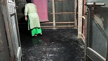 Tia desi fodida anal no doggy style apertado