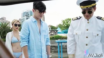 Стейси Кэш и Джинбаона трахаются на лодке - азиатская блондинка с маленькой грудью пальцами и кончей