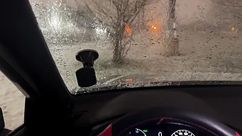 Chupando su polla caliente en parking público con nieve