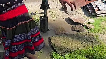 Mujer se baña desnuda con sostén blanco y pantis rosas