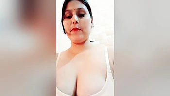 Brunette india bailando sola sensual