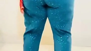 Stepsister BBW desi mueve su culo gordo sexy frente a cámara