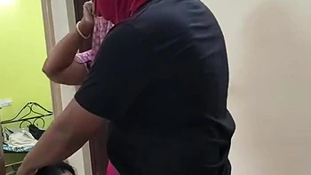 Nachbar fickt Dreier mit desi Brünetter